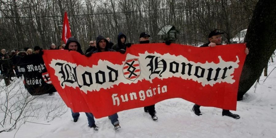 Blood and Honour gehört zu den wichtigsten nationalsozialistischen Gruppierungen weltweit. Bild: Aktion des Neonazinetzwerks Blood & Honour in Ungarn 2013.