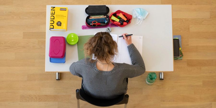 Abiturprüfung im Sorbischen Gymnasium Bautzen (Sachsen). Obwohl einige Bundesländer Fortschritte gemacht haben, stagniert der Anteil der Schulabgänger ohne Abschluss seit Jahren bei etwa sechs Prozent.