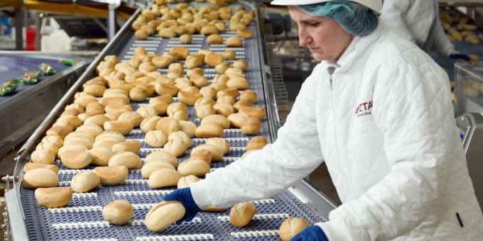 Mitarbeitende des Backwaren-Konzerns Aryzta in einem Werk. Aryzta