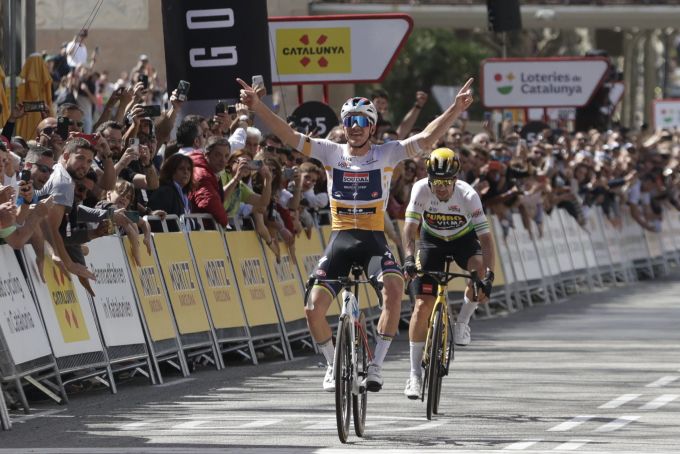 Remco Evenepoel gewinnt die letzte Etappe der Katalonien-Rundfahrt, bleibt aber im Gesamtklassement hinter Primoz Roglic. Remco Evenepoel Primoz Roglic