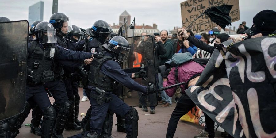 Proteste in Frankreich: Demonstranten stossen in Lyon mit Polizisten zusammen.