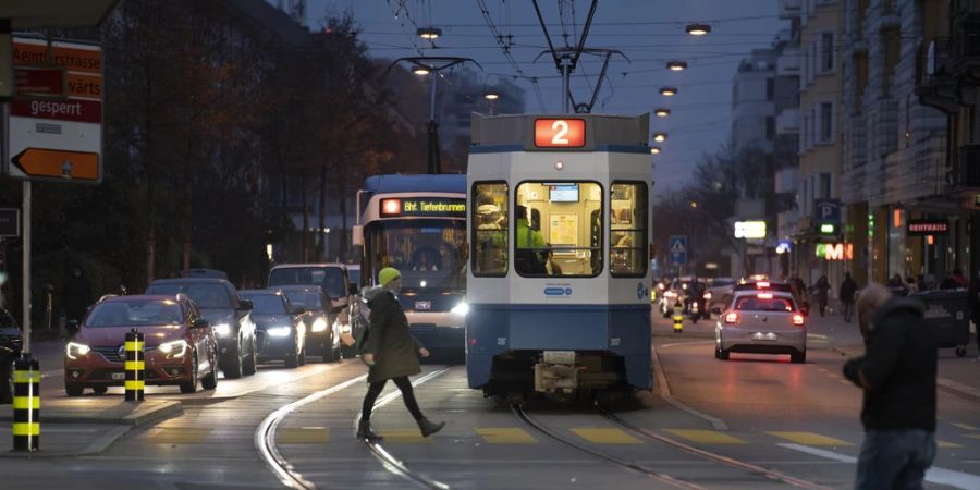 Statt mit schicken Autos sollen die Stars aber mit Tram und Co. reisen, finden Zürcher Politiker.