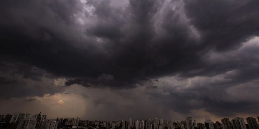 Dunkle Wolken über der brasilianischen Metropole São Paulo. (Symbolbild)