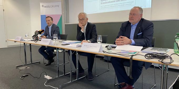 Die Leitung der Inselgruppe kommuniziert an ihrer Medienkonferenz einen Verlust von 80 Millionen Franken für das Geschäftsjahr 2022. Die Leitung der Inselgruppe kommuniziert an ihrer Medienkonferenz einen Verlust von 80 Millionen Franken für das Geschäftsjahr 2022.