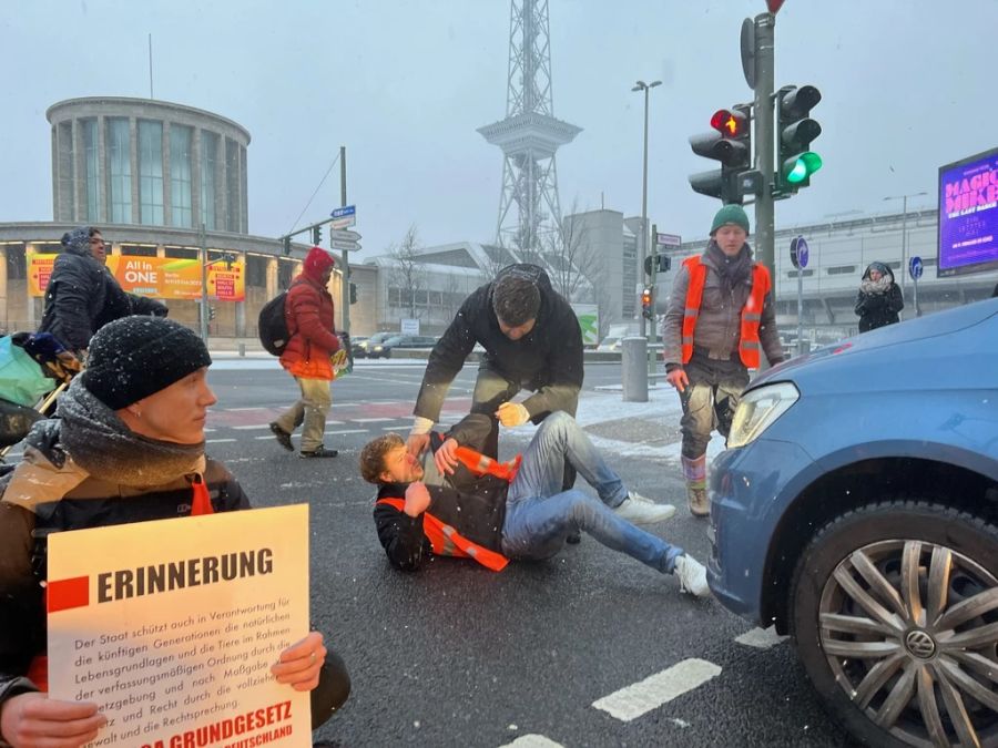 Seine Begründung: Die Aktivisten fürchten sich vor einer Endzeit.