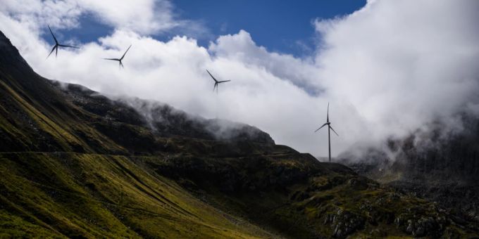 Der Delegiertenrat von Pro Natura hat die Ja-Parole zur Abstimmung über das Stromgesetz am 9. Juni beschlossen. (Symbolbild) Windräder in den Bergen