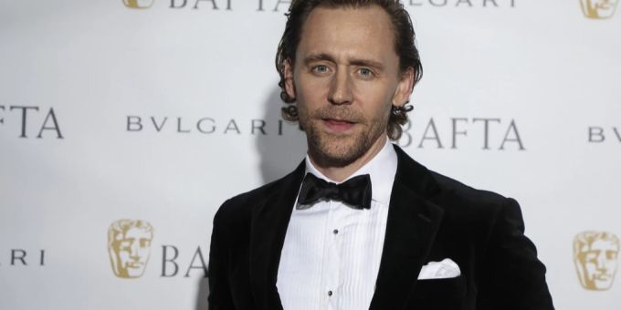 Tom Hiddleston blickt in die Kamera. Tom Hiddleston