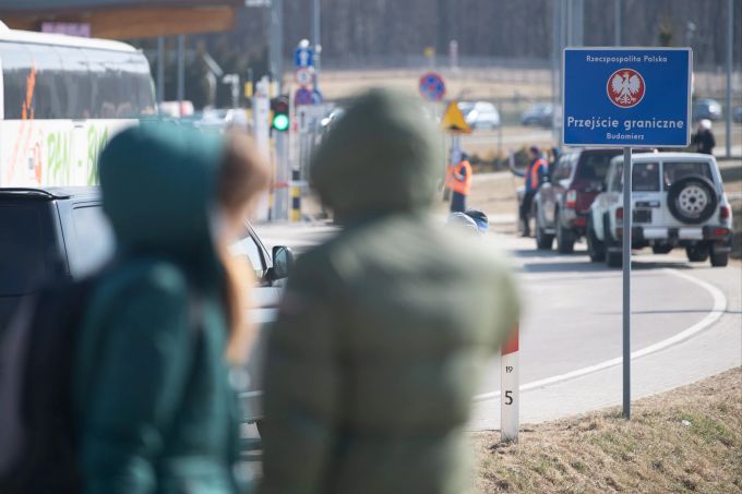 13.03.2022, Polen, Budomierz: Der Grenzverkehr am Grenzübergang Budomierz zwischen der Ukraine und Polen hat wegen dem Ukraine-Krieg stark zugenommen. Der Grenzübergang liegt in der Nähe des Ortes Jaworiw. Ukraine-Krieg - Polen