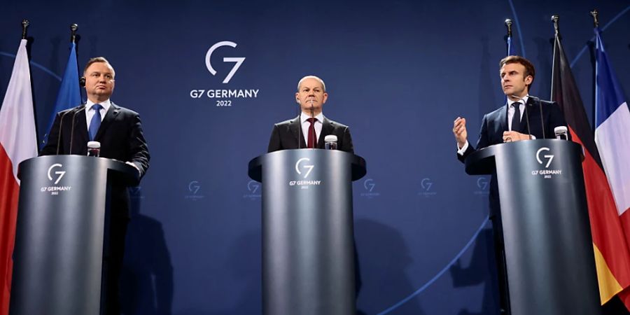 dpatopbilder - Andrzej Duda, Olaf Scholz und Emmanuel Macron (l-r) in Berlin. Foto: Hannibal Hanschke/Reuters/Pool/dpa