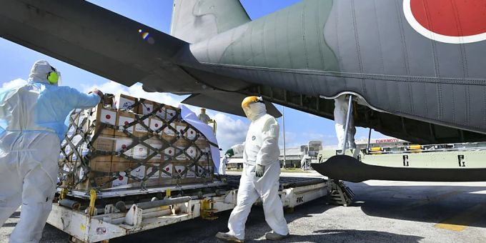 Auf diesem vom Japan Joint Staff Office zur Verfügung gestellten Bild landet ein Flugzeug der Japan Air Self-Defense Force auf dem internationalen Flughafen Fua'amotu in der Nähe von Nuku'alofa, um nach einem unterseeischen Vulkanausbruch Hilfe zu leisten. Foto: Uncredited/Japan Joint Staff Office via AP/dpa - ACHTUNG: Nur zur redaktionellen Verwendung und nur mit vollständiger Nennung des vorstehenden Credits Japan Tonga