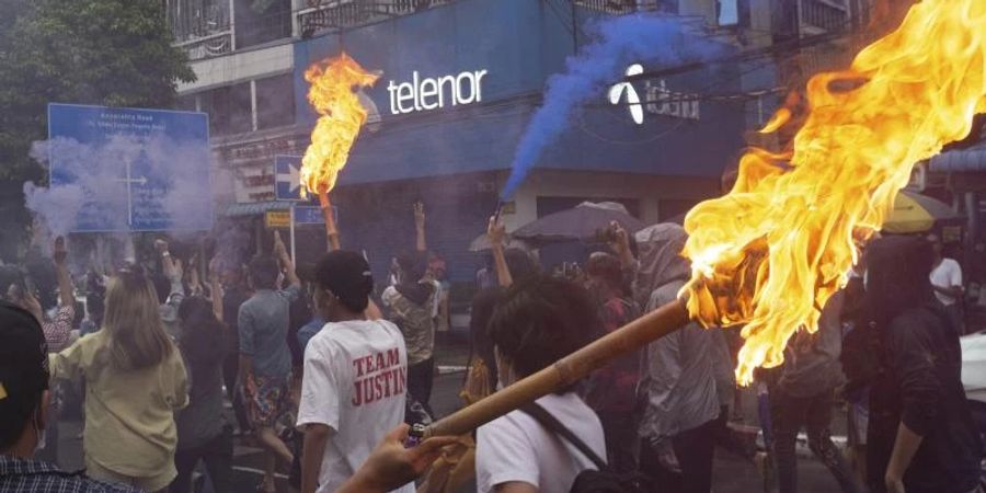 Demonstrierende in Yangon. Der Widerstand gegen die Junta in Myanmar reisst nicht ab. (Archivbild). Foto: --/AP/dpa