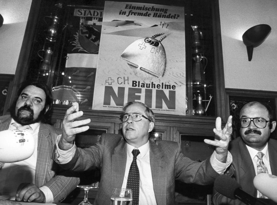 Nach dem gewonnenen Abstimmungskampf präsentiert sich das Komitee gegen die Blauhelm-Vorlage am 12. Juni 1994 den Medien. V.l.n.r. die Nationalräte Flavio Maspoli (Lega), Christoph Blocher (SVP) und Christian Miesch (FDP, ab 1995 SVP).