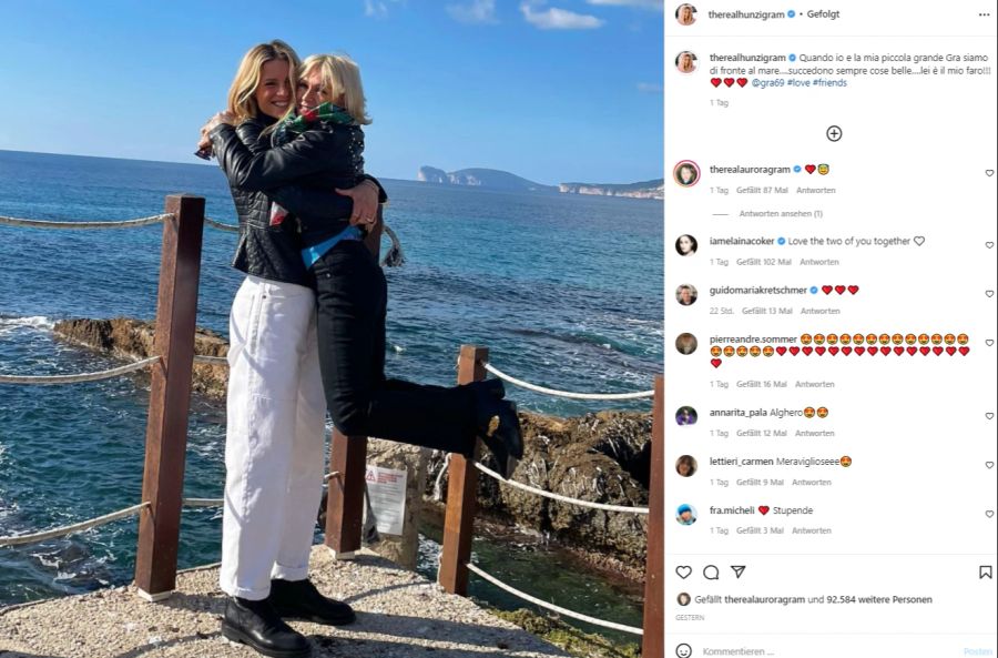 Michelle Hunziker umarmt ihre Mama so fest, dass diese gleich den Boden unter den Füssen verliert.