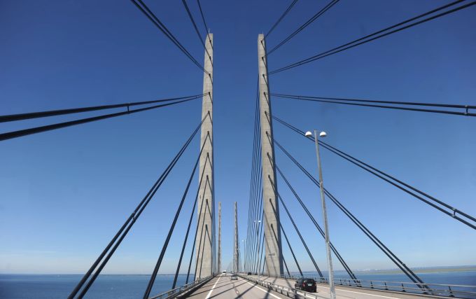 Wer mit dem Auto anreist und auf eine Fährfahrt verzichten will, fährt über die Öresundbrücke von Dänemark nach Schweden. Eine Überfahrt kostet 56,40 Franken Maut. Brücke Autos Meer