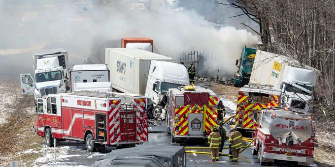 Mehrere Rettungswagen der Feuerwehr auf der Interstate 81 in der Näher der Ausfahrt Minersville. Mehrere Rettungswagen der Feuerwehr auf der Interstate 81 in der Näher der Ausfahrt Minersville.