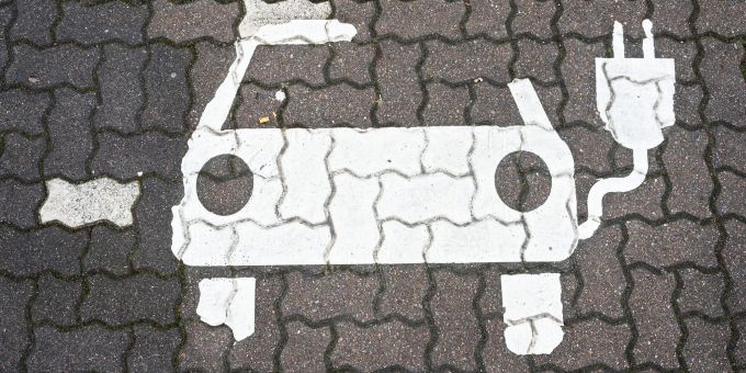 Auto aufladen: ja bitte! Das Kabel über den Gehweg legen: nein! So sieht es das Verwaltungsgericht Frankfurt und untersagt Kabelführungen über den Gehweg vom Haus zum Parkplatz. Auto aufladen: ja bitte! Das Kabel über den Gehweg legen: nein! So sieht es das Verwaltungsgericht Frankfurt und untersagt Kabelführungen über den Gehweg vom Haus zum Parkplatz.
