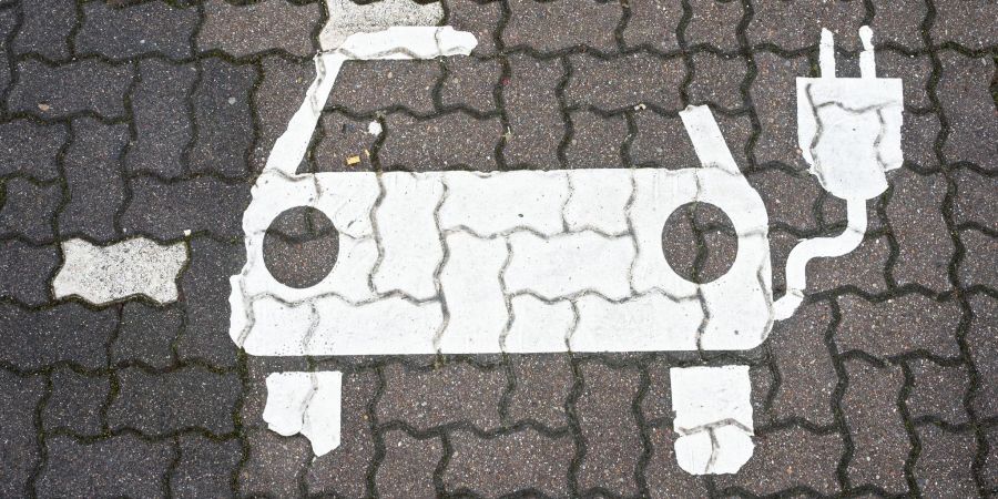 Auto aufladen: ja bitte! Das Kabel über den Gehweg legen: nein! So sieht es das Verwaltungsgericht Frankfurt und untersagt Kabelführungen über den Gehweg vom Haus zum Parkplatz.