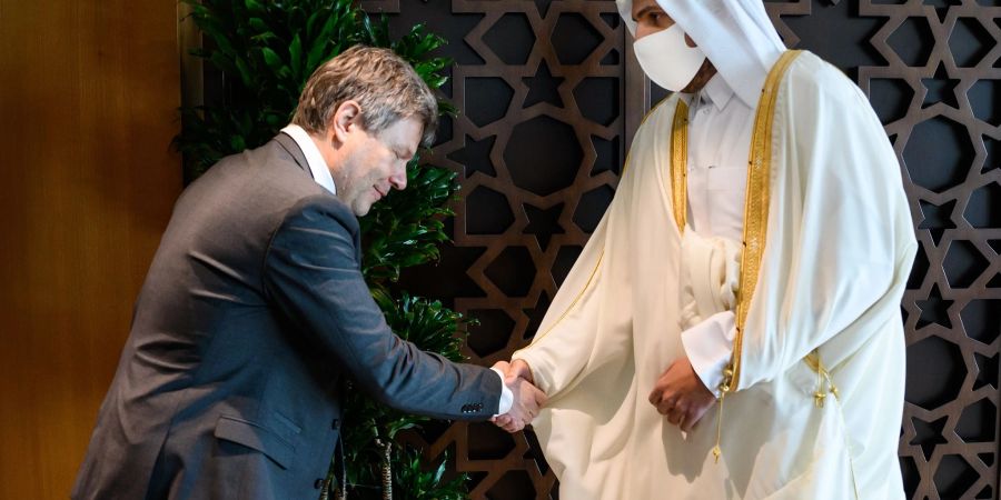 Scheich Mohammed bin Hamad bin Kasim al-Abdullah Al Thani, Minister für Handel und Industrie von Katar, begrüsst Bundeswirtschaftsminister Robert Habeck.