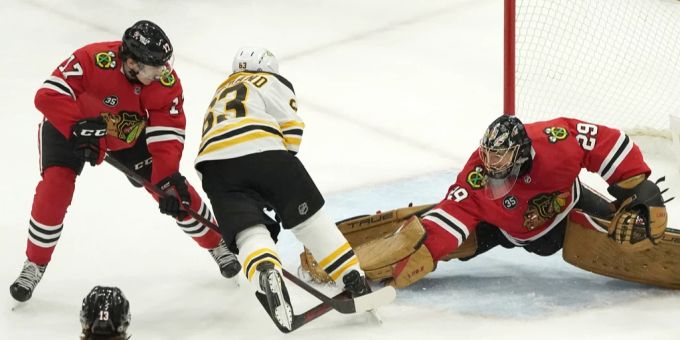 Marc-André Fleury in Aktion beim NHL-Heimspiel der Chicago Blackhawks gegen die Boston Bruins am Sonntag, 20. März 2022. marc-andré fleury
