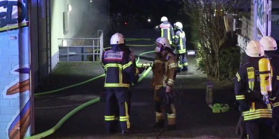 Feuerwehrleute stehen im Kölner Zoo. Foto: Mirko Wolf/dpa/TNN/dpa