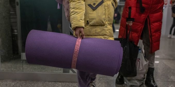 Ein Kind hält eine Matte an einem Bahnhof in Polen nach der Flucht aus der Ukraine. (Symbolbild) Ukraine Konflikt