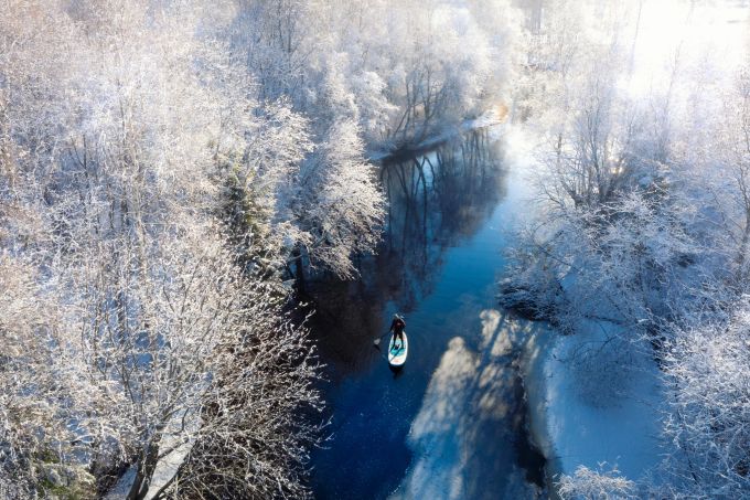 Gibt's nicht! In Nordfinnland sind Einheimische Temperaturen von bis zu minus 35 Grad Celsius gewohnt. Wasser Ruderer Stand-up-Paddling Bäume Eis