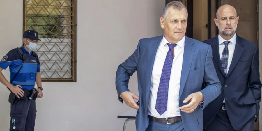 Der frühere Fifa-Generalsekretär Jerôme Valcke (Mitte) mit seinem Verteidiger Patrick Hunziker (r.) beim Prozess im September 2020. (Archivbild)