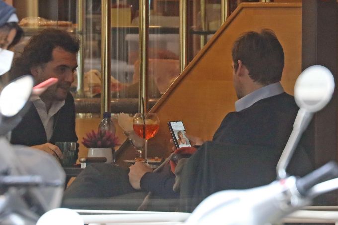 Tomaso hat da etwas entdeckt - und die Fotografen auch ... Michelle Hunziker Tomaso Trussardi