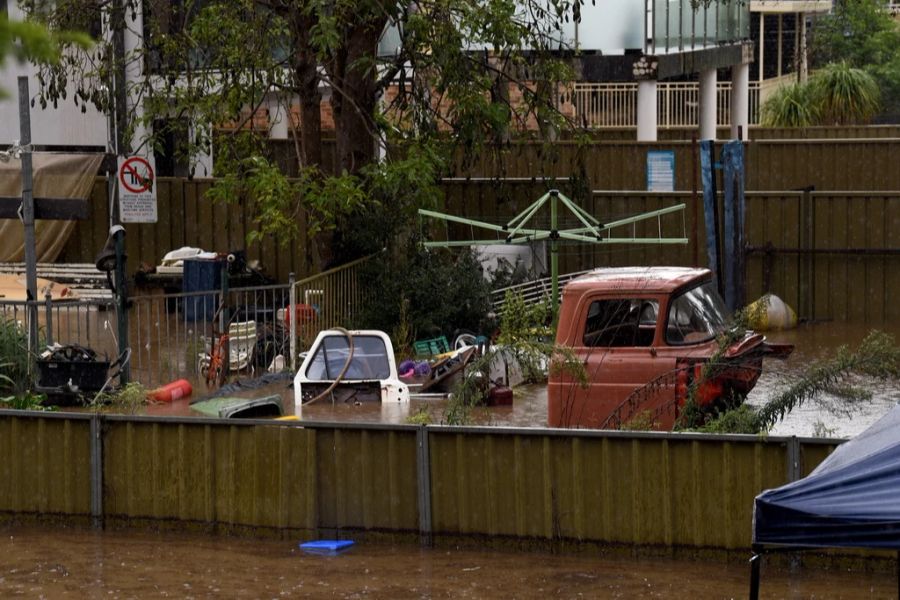 Vororte von Sydney stehen unter Wasser.