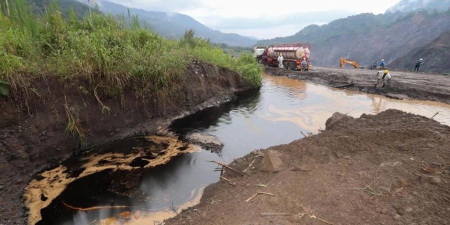 Nach heftigen Regenfällen war Ende vergangener Woche bei einem Erdrutsch in der Region Piedra Fina in der Provinz Napo eine Pipeline des Energiekonzerns OCP leckgeschlagen. Foto: Diego Pastillo/Umweltministerium Ecuador/dpa