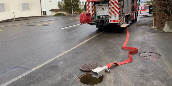 Feuerwehr arbeitet an einem Kanal. Kanalisation