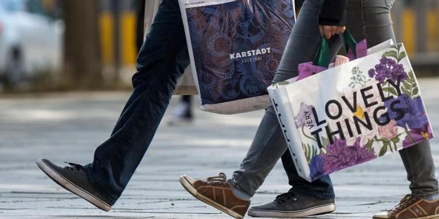 Die weiterhin hohe Inflation drückt auf die Kauflust. Foto: Monika Skolimowska/ZB/dpa