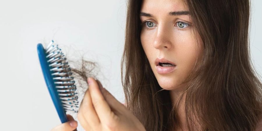 Frauen verlieren etwa 100 Haare pro Tag.