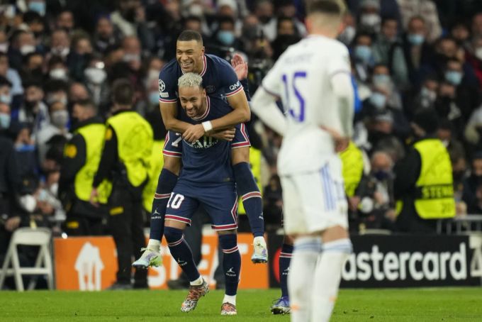 Neymar jubelt mit Mbappé über den Führungstreffer im Champions-League-Rückspiel gegen Real Madrid. Neymar