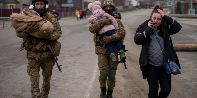 Ukrainische Soldaten in einem Aussenbezirk von Kiew helfen einer fliehenden Familie bei der Suche nach einem Fahrzeug. Die US-Regierung geht davon aus, dass russische Soldaten in der Ukraine Kriegsverbrechen begehen. Ukraine-Krieg