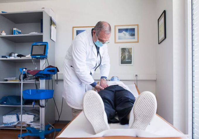 Qualität statt Quantität soll vergütet werden, schreibt Thomas J. Grichting. Das sei aktuell in der Schweiz nicht der Fall. Therapie Qualität Arzt