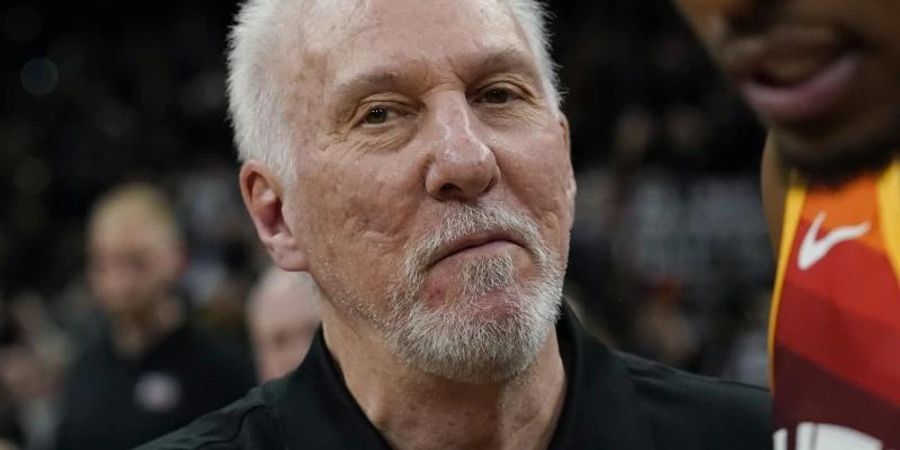 Der Trainer der San Antonio Spurs, Gregg Popovich, ist neuer NBA-Rekordhalter für die meisten Siege eines Chefcoaches. Foto: Eric Gay/AP/dpa