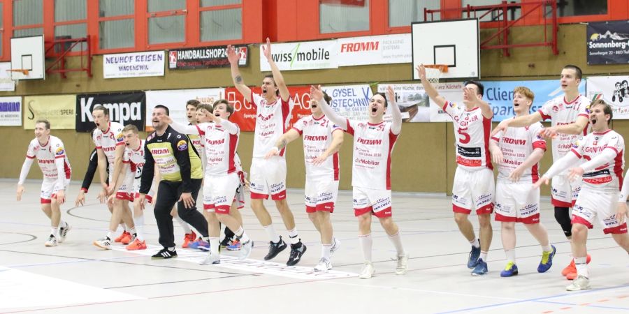 Das NLB-Team des SG Wädenswil/Horgen feiert den Sieg mit ihren Fans. - Horgen