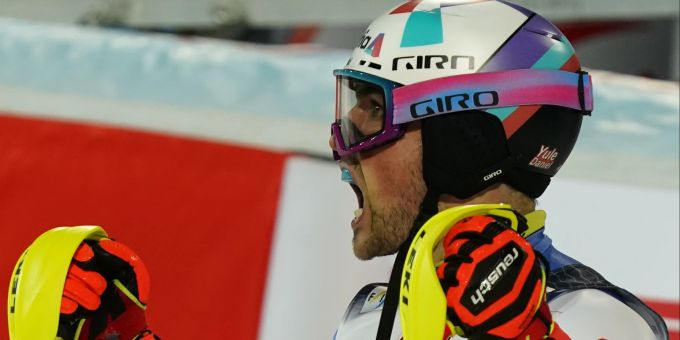 Daniel Yule jubelt über den Podestplatz in Flachau. Daniel Yule