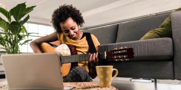 Frau Gitarre Laptop Wohnzimmer