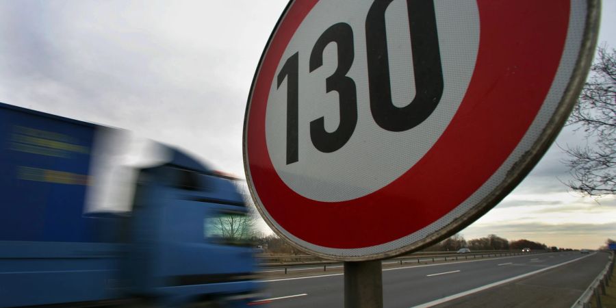 Angesichts der Energie-Importe aus Russland nimmt die Tempolimit-Debatte wieder Fahrt auf.