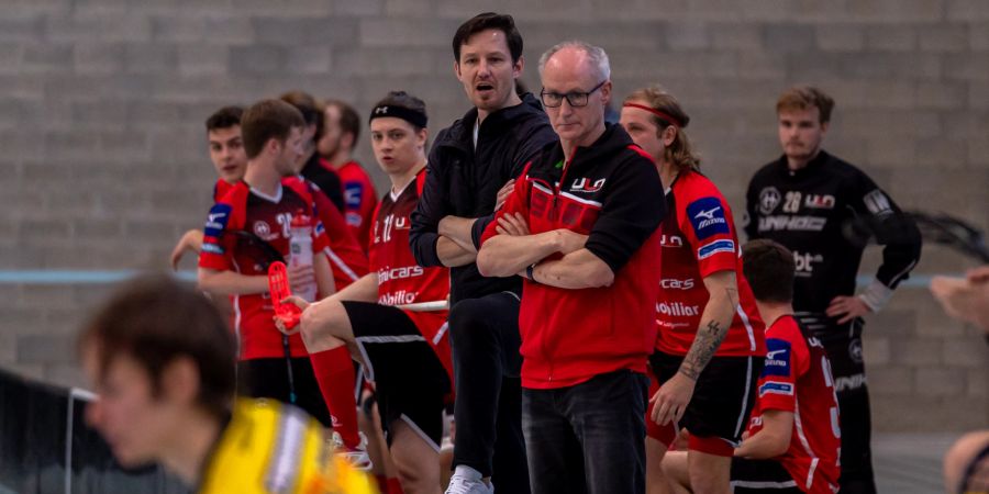 Herren NLB, Kritische Blicke des Trainerstabs vom Unihockey Langenthal Aarwangen um Heini Sommer (vorne) und Marek Lebl (Headcoach, hinten) zum umkämpften Spiel. - Langenthal