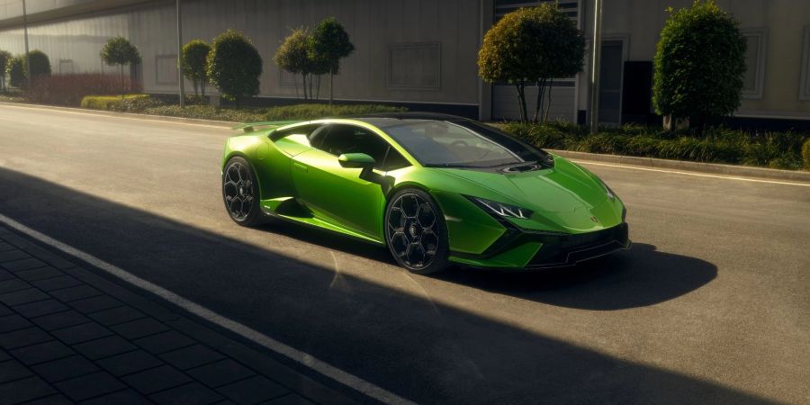 Für den Huracán Tecnica standen Lamborghini zufolge zwei Modellvarianten Pate: Das Huracán-Coupé in der Variante mit Heckantrieb als Basis, darin der 5,2 Liter grosse Zehnzylinder des Rennmodells STO.