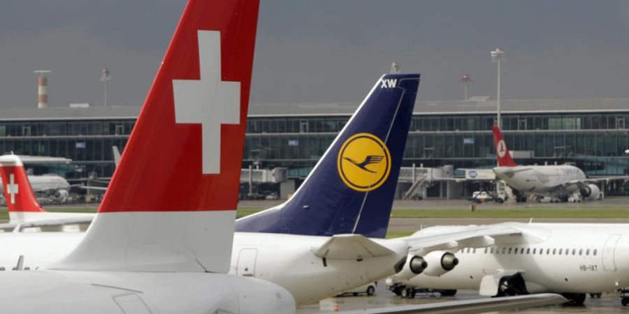 Das Fliegen mit der Swiss und Lufthansa wird teurer. Die Fluggesellschaften werden unter anderem wegen höherer Treibstoffpreisen die Ticketpreise anheben.(Archivbild)