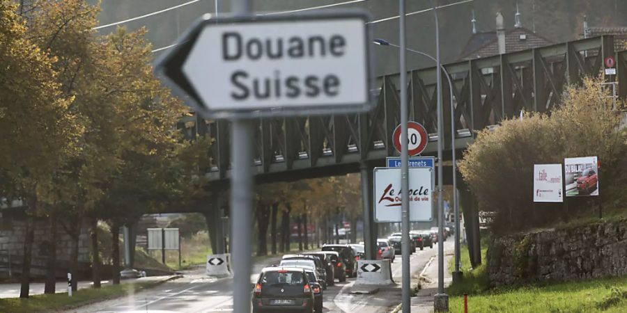 Nach einem Überfall mit Geiselnahme in der Neuenburger Uhren-Metropole Le Locle sind die beiden Tatverdächtigen in Frankreich in Untersuchungshaft genommen worden. Die Täter waren nach Frankreich geflohen. Unweit von Pontarlier hatte die Polizei die beiden Verdächtigen festgenommen. (Archivbild)