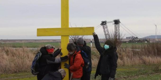 Demonstranten stellen am Rande des Braunkohletagebaus bei Lützerath ein gelbes Kreuz auf. Foto: Oliver Berg/dpa Demonstranten stellen am Rande des Braunkohletagebaus bei Lützerath ein gelbes Kreuz auf. Foto: Oliver Berg/dpa