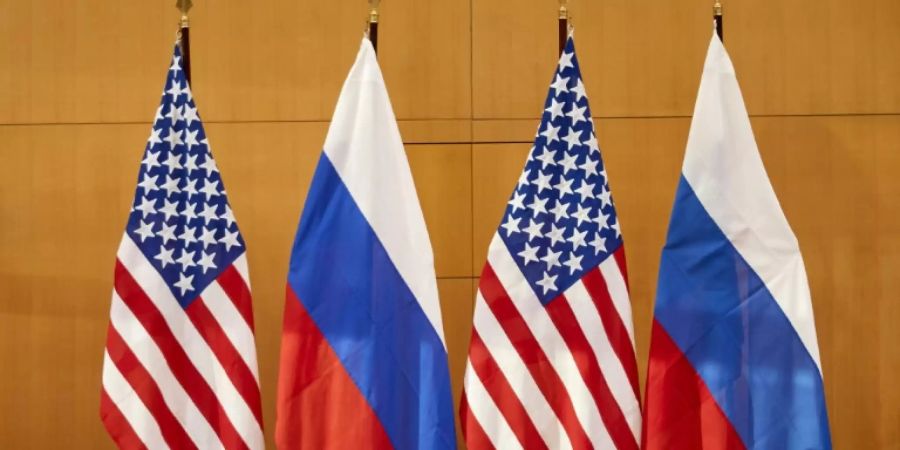 Russische und US-Flaggen in der US-Vertretung in Genf