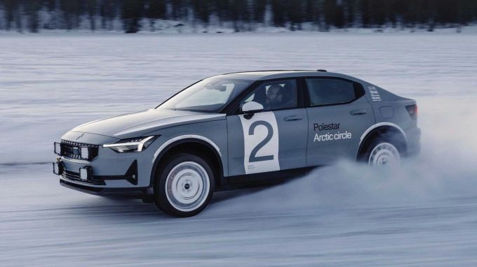 Mehr Federweg, sanftere Dämpfung und der Entfall der Stabilisatoren sorgt für mehr Grip auf dem Eis Polestar 2 Arctic Circle