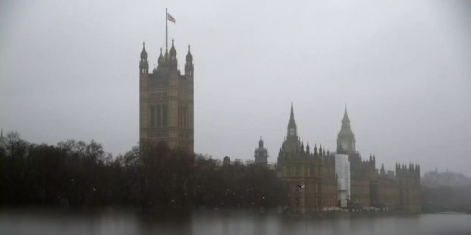 Britisches Parlament im Nebel parlament