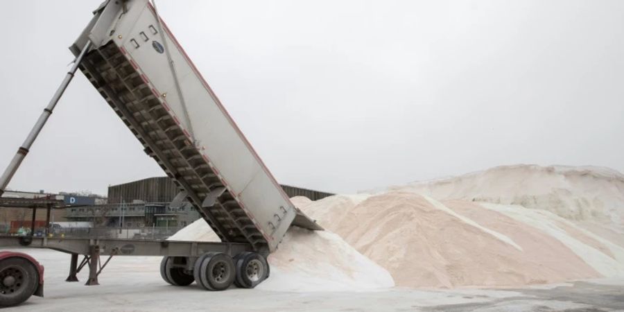 Schneepflüge und Streumaschinen standen bereit